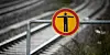 Leere Bahngleise mit einem Warnschild. (Symbolbild)