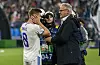 Kurz vorm Zwischenfall: Toni Kroos erwartet die Fragen von Nils Kaben.