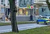 Polizisten in Spezialausrüstung sind vor der Apotheke im Einsatz.