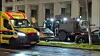 Ein Polizist steigt aus einem stark gepanzerten Spezialfahrzeug.