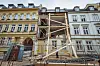 Das Haus wurde provisorisch mit Holzbalken abgestützt.