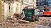Ein am Haus geparktes Fahrzeug wurde durch die Explosion stark beschädigt.