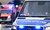 Ein Polizeiauto und ein Rettungswagen mit Blaulicht.