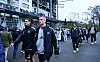 Guilherme Ramos und Miro Muheim gehen vor dem Volksparkstadion entlang