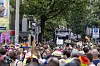 CSD-Demo mit Regenbogenflaggen und Trucks