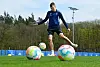 Jonas Meffert spielt Pässe im HSV-Training