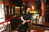 Der Kult-Barkeeper in seinem „Christiansen’s“ am Pinnasberg auf St. Pauli.