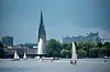 Boote auf der Außenalster (Archivbild). Bleibt es so sommerlich in Hamburg?