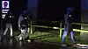 Einsatzkräfte der Polizei gehen am Dienstag durch Fischerhude – dort wurdenzwei Leichen in einem Haus entdeckt.