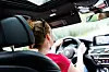 Eine Fahrschülerin fährt Auto