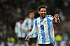 Lionel Messi steht mit der mit Kapitänsbinde für Argentinien auf dem Feld.