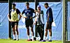 HSV-Trainer Steffen Baumgart im Austausch mit Robert Glatzel und Davie Selke