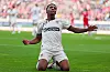 St. Paulis Oladapo Afolaya feiert sein Tor in Freiburg