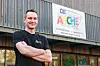Tobias Lucht steht vor dem Gebäude der Arche in Jenfeld.