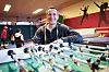 Arche-Leiter Tobias Lucht sitzt an einem Tischkicker.