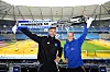Daniel Heuer Fernandes und Inga Schuldt mit HSV-Schal im Volksparkstadion