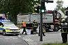 Rettungskräfte mit Decken an einem Lkw