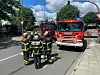 Feuerwehrkräfte am Unfallort in Hamburg. Eine Frau kam ums Leben.