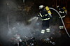 Feuerwehrleute löschen brennende Müllcontainer (Archivbild).