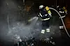 Feuerwehrleute löschen brennende Müllcontainer (Archivbild).