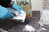 Ein Polizist zeigt sichergestelltes Kokain