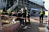 Kurz nach der Tat befragt die Polizei Zeugen am Ort des Geschehens. (Archivbild)
