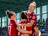 Nationalspielerin Giulia Gwinn (r.) könnte bald auf Sky zu sehen sein.