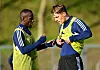 Jean-Luc Dompé und Miro Muheim unterhalten sich im HSV-Training.