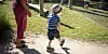 Erzieherin in Kita-Kind auf dem Weg zum Spielplatz (Symbolbild).