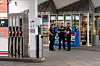 Bei dem Überfall wurde eine Mitarbeiterin verletzt.