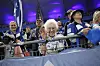 „Da denkt man, man kratzt bald ab, aber der HSV lässt einem gar nicht die Chance dazu“, sagt Fan „Oma“ Eva Maria.