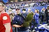 Das ultimative Souvenir von der Aufstiegs-Party: Ein Stück vom heiligen Rasen aus dem Volksparkstadion.