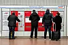 Menschen stehen vor Ticketautomaten des HVV.