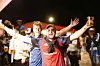 Die HSV-Fans Malvin (21, l.) und Nick (26) feiern das 5:1.