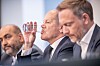 Omid Nouripour (Grüne, v.l.), Olaf Scholz (SPD) und Christian Lindner (FDP) wollten vor allem Einigkeit beweisen – nun hagelt‘s Kritik.