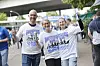 Florian (48, v.l.), Ivonne (47) und Anna (20), alle drei Dauerkarten-Inhaber aus Hamburg, haben sich Aufstiegs-T-Shirts gekauft.