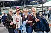 Mitten im blauen HSV-Meer stehen Ricarda (42), Claudia (40), Antje (41) und Nadine (42) – auf dem Weg zum Roland-Kaiser-Konzert.