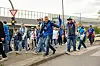 Kein Weg zu weit: Massen pilgern zu Fuß zum Stadion..