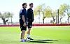 Stefan Kuntz und Merlin Polzin lachen bei ihrem Gespräch auf dem Trainingsplatz