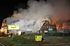 Feuerwehrleute löschen den Brand in einem Hotel in dem Geflüchtete aus der Ukraine untergebracht waren.