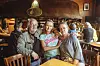 Die „Glocke“ in Harvestehude: die Bardamen Andrea Dührkop (58, r.) und Michi Pahnke (48) mit Stammgast Norbert Kalinna (60)
