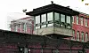 Stacheldraht und ein Wachturm: ein Bild von der JVA Fuhlsbüttel, im Volksmund „Santa Fu“ genannt.