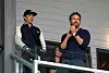 Ryan Renolds auf der Tribüne von AFC Wrexham.