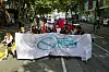Protestierende mit einem Banner „Nein zur Bezahökarte“