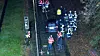 Rettungsleute stehen an dem Auto, mit dem ein 84-Jähriger aus Hamburg am Montagabend bei Ahrensburg auf den Bahngleisen der U1 gefahren ist.