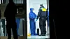 Streifenpolizisten und Beamte der Spurensicherung am Tatort in Niendorf.