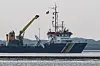 Das Flugzeugwrack hängt am Kran an Bord des Tonnenlegers „Norden“ vor der Insel Norderney.
