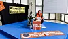 Ein Mann liest im Rahmen einer bundesweiten Kunstperformace der Aktivistengruppe Letzte Generation auf einer Dauerlesung im Foyer der Galerie der Gegenwart der Hamburger Kunsthalle Texte über gewaltfreien Widerstand.