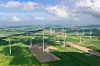 Zahlreiche Windräder stehen auf Feldern zwischen Häusern, Ortschaften und Waldstücken.