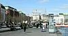 Passanten sitzen am Alsteranleger am Jungfernstieg.